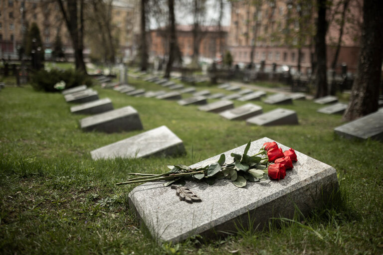 view-gravestone-with-flowers(1)